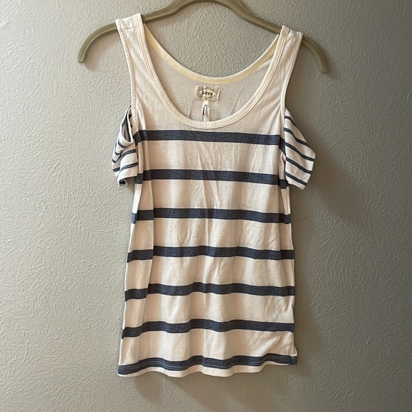 Cold Shoulder - Picture 2 of 3